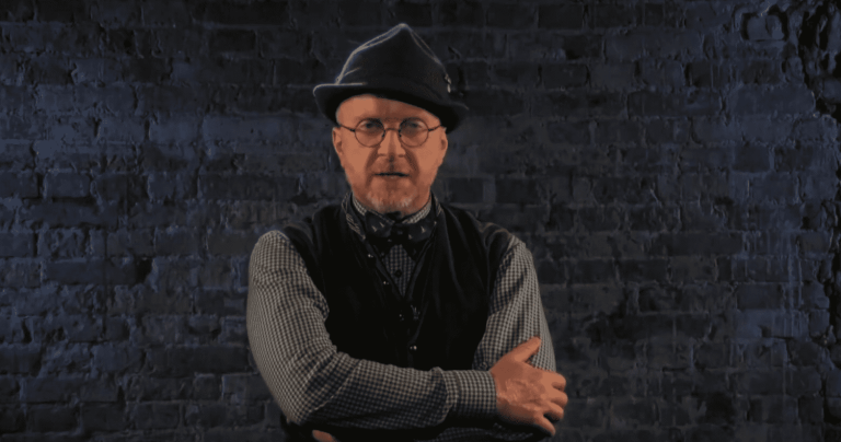 Антін Мухарський, український актор, телеведучий, співак та поет-пісняр. Фото: скриншот.